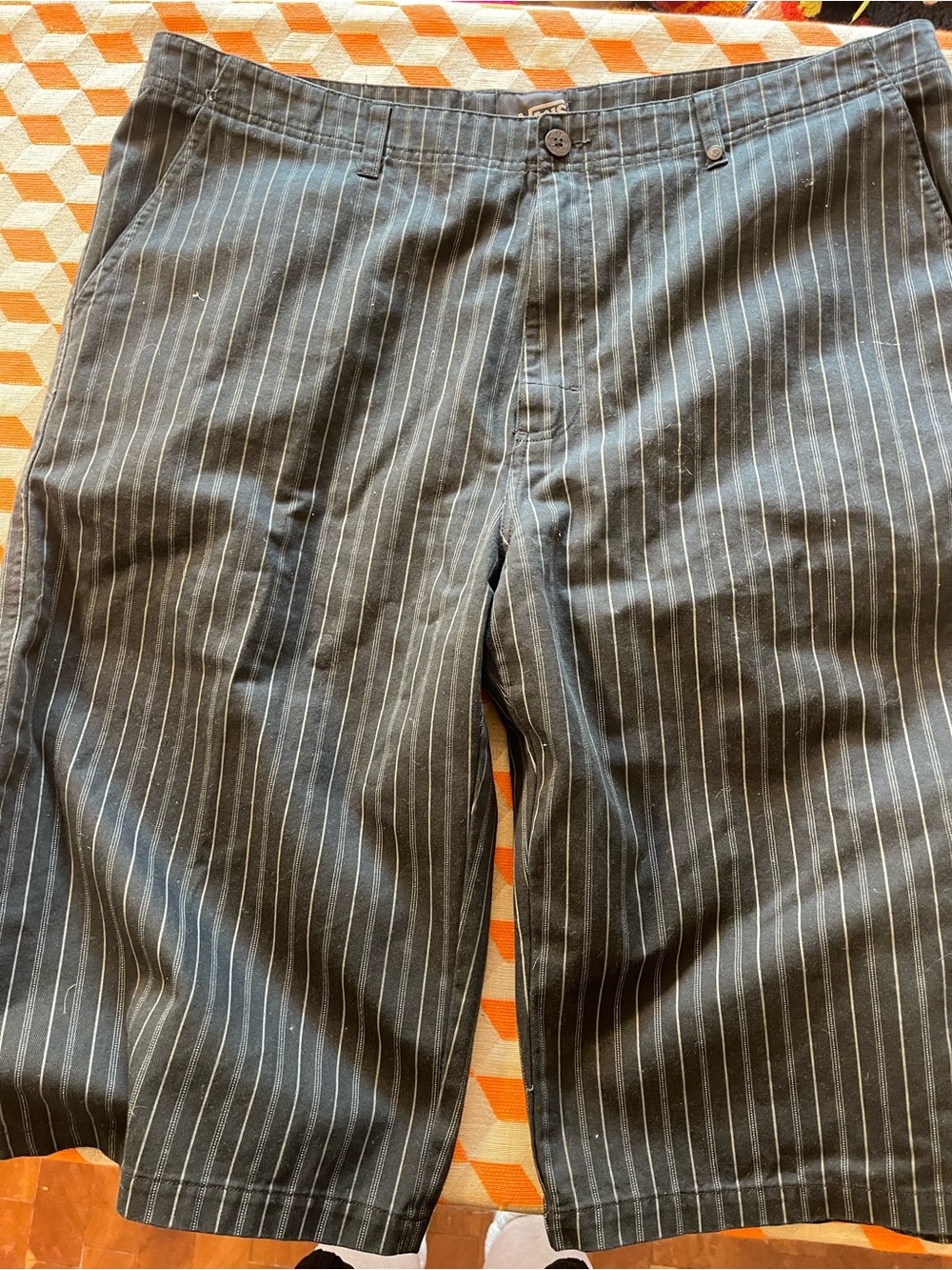 Vans Men's Black Gray Pinstripe Flat-Front Shorts